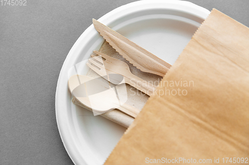 Image of wooden spoon, fork and knife on paper plate