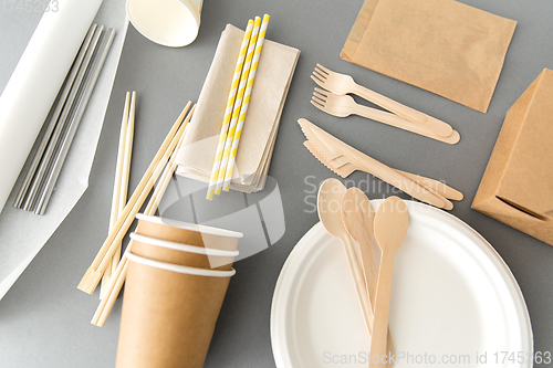 Image of disposable dishes of paper and wood