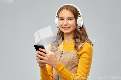 Image of teenage girl in headphones listening to music