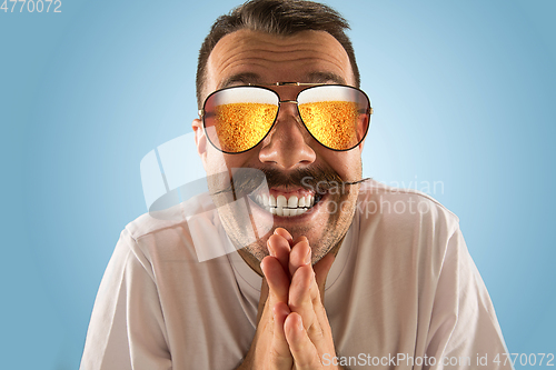 Image of Oktoberfest man with sunglasses full of light beer