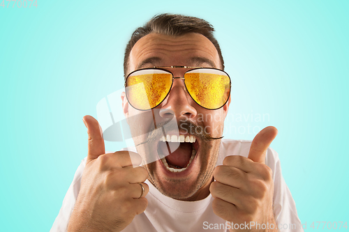 Image of Oktoberfest man with sunglasses full of light beer