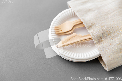 Image of wooden forks and knives on paper plates and napkin