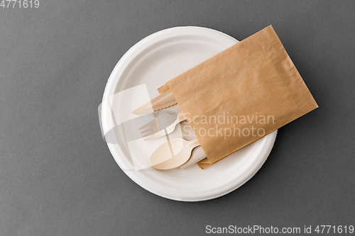 Image of wooden spoon, fork and knife on paper plate