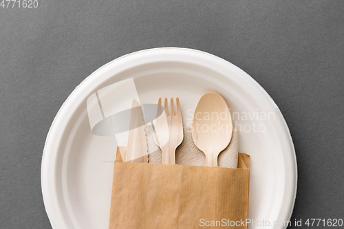 Image of wooden spoon, fork and knife on paper plate