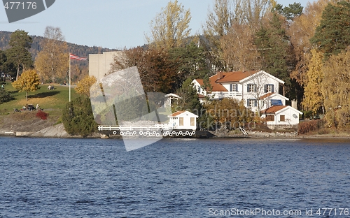 Image of Norwegain white house near the sea.