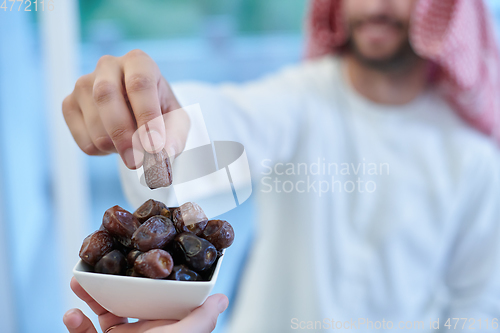 Image of Muslim couple sharing dates for starting iftar