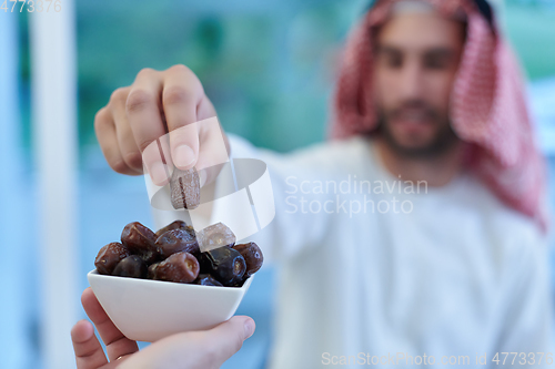 Image of Muslim couple sharing dates for starting iftar