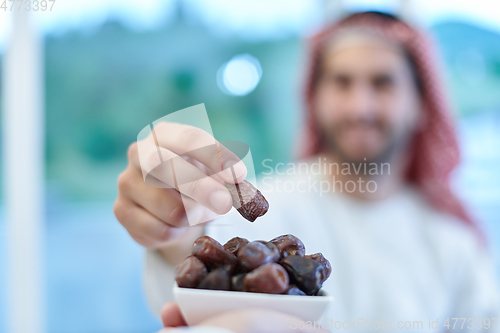 Image of Muslim couple sharing dates for starting iftar