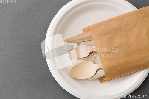 Image of wooden spoon, fork and knife on paper plate