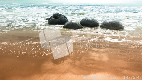 Image of boulders at the beach of Moeraki New Zealand