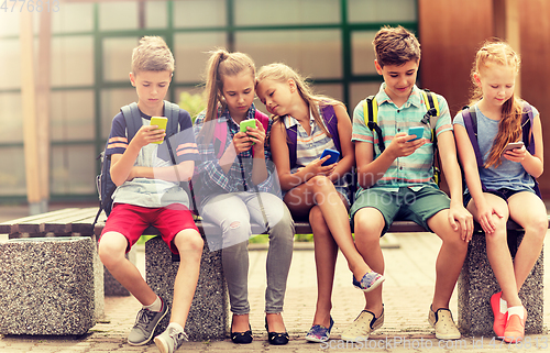 Image of elementary school students with smartphones