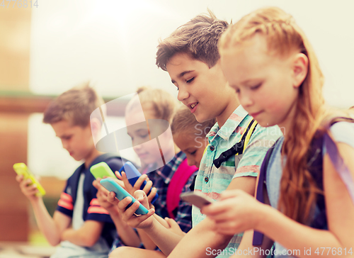 Image of elementary school students with smartphones