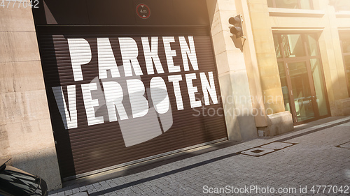 Image of the text parking forbidden in german language on a garage door