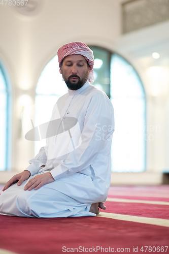 Image of a Muslim ends a prayer by turning his head to the side,.