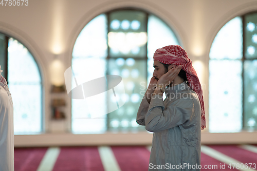 Image of a Muslim begins to offer prayer by raising his hands in the air, a calm state in prayer.