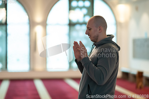 Image of a Muslim begins to offer prayer by raising his hands in the air, a calm state in prayer.