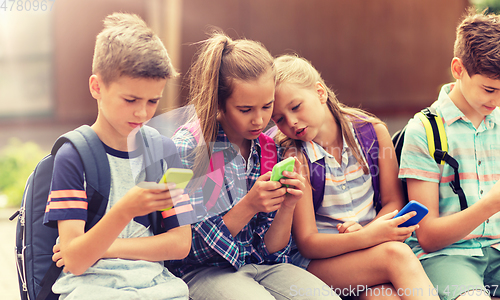 Image of elementary school students with smartphones