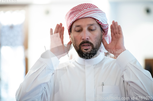 Image of a Muslim begins to offer prayer by raising his hands in the air, a calm state in prayer.