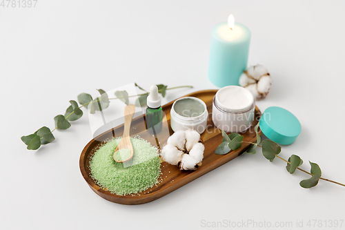 Image of bath salt, serum, moisturizer and oil on tray