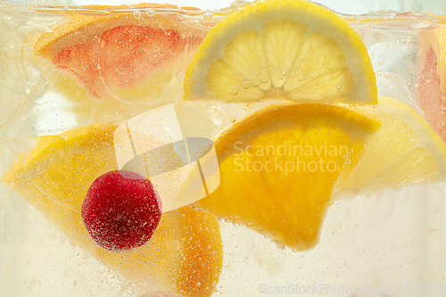 Image of Close up view of the lemon slices in lemonade on background