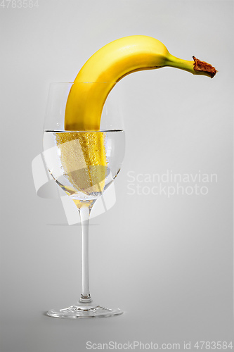 Image of banana in a wineglass with water