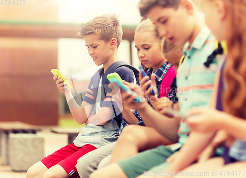 Image of elementary school students with smartphones