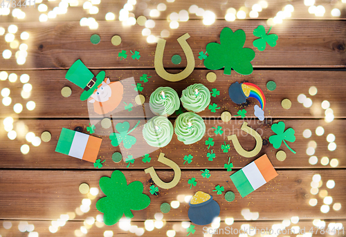 Image of green cupcakes and st patricks day decorations