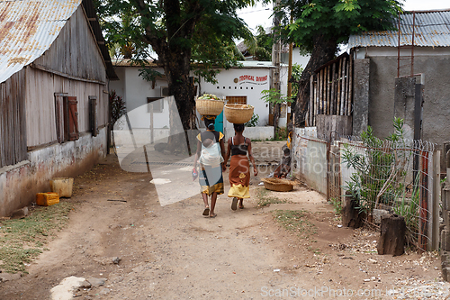 Image of Malagasy women traditionally carry a basket of fruit on their he