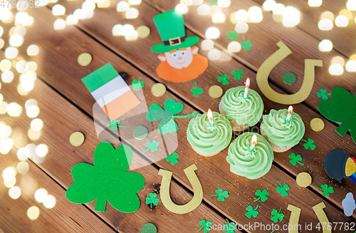 Image of green cupcakes and st patricks day decorations