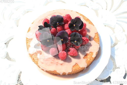 Image of Cake with raspberries and Pansies