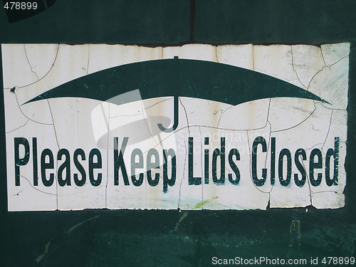 Image of please keep lids closed sign