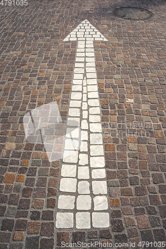 Image of Cobblestone arrow white