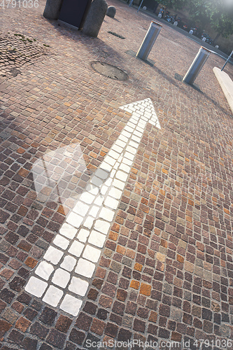 Image of Cobblestone arrow white