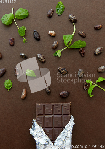 Image of dark chocolate bar with peppermint and cocoa beans