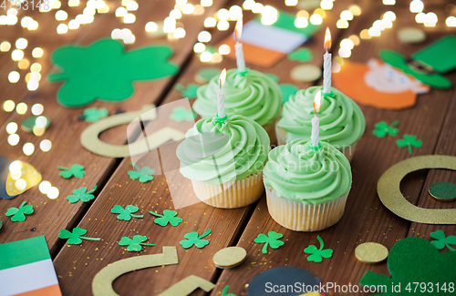 Image of green cupcakes and st patricks day decorations