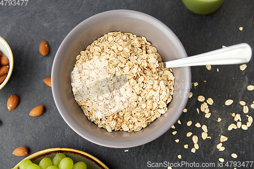 Image of oatmeal cereals in bowl with spoon