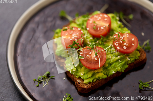 Image of toast bread with mashed avocado and cherry tomato