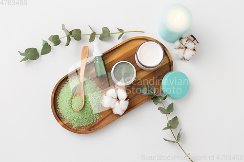 Image of bath salt, serum, moisturizer and oil on tray