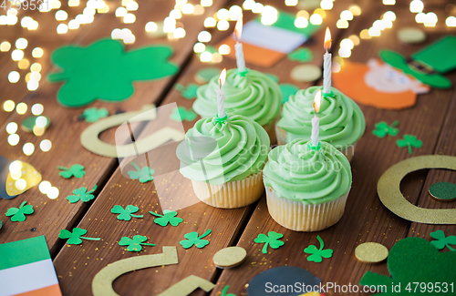 Image of green cupcakes and st patricks day decorations