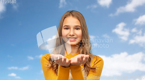 Image of teenage girl holding something on empty hands
