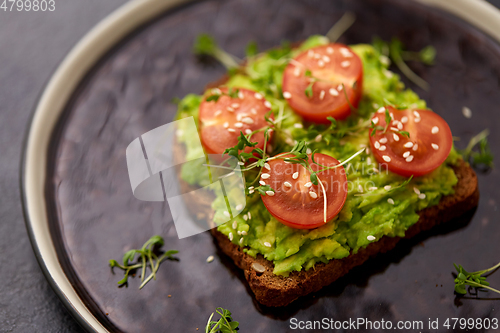 Image of toast bread with mashed avocado and cherry tomato