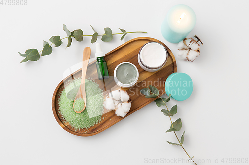 Image of bath salt, serum, moisturizer and oil on tray