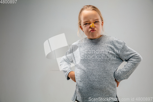 Image of Caucasian girl wearing the respiratory protection pin clasp against air pollution and dusk on grey studio background