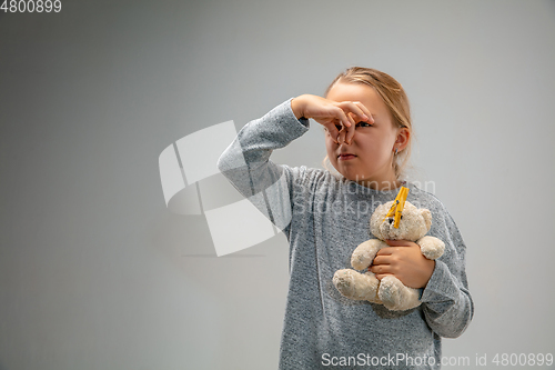 Image of Caucasian girl wearing the respiratory protection pin clasp against air pollution and dusk on grey studio background