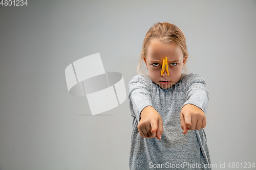 Image of Caucasian girl wearing the respiratory protection pin clasp against air pollution and dusk on grey studio background