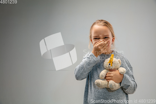 Image of Caucasian girl wearing the respiratory protection pin clasp against air pollution and dusk on grey studio background