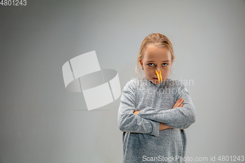 Image of Caucasian girl wearing the respiratory protection pin clasp against air pollution and dusk on grey studio background