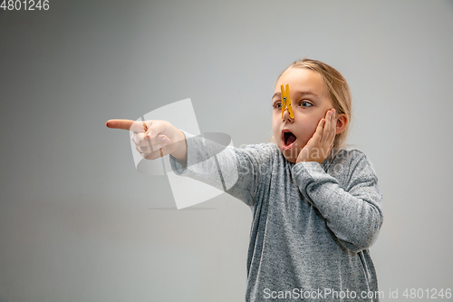 Image of Caucasian girl wearing the respiratory protection pin clasp against air pollution and dusk on grey studio background