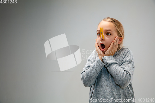 Image of Caucasian girl wearing the respiratory protection pin clasp against air pollution and dusk on grey studio background