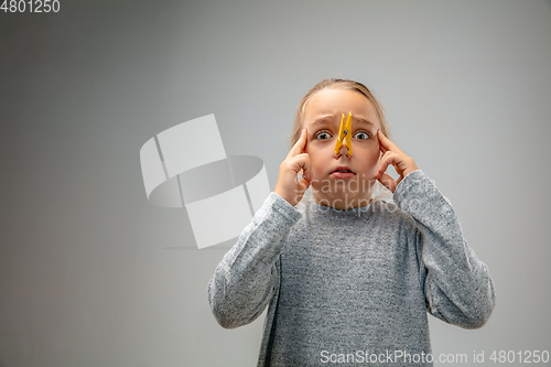 Image of Caucasian girl wearing the respiratory protection pin clasp against air pollution and dusk on grey studio background